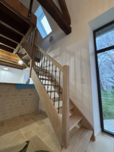 Escalier en quart tournant haut Bois : chêne massif Balustre en fer forgé à motif varié Sans contre marche